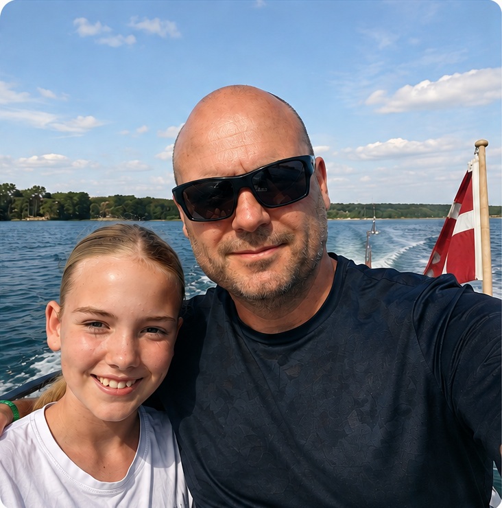 Michael og hans datter på en båd en sommerdag