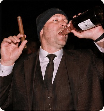 Michael til fest med cigar og flaske