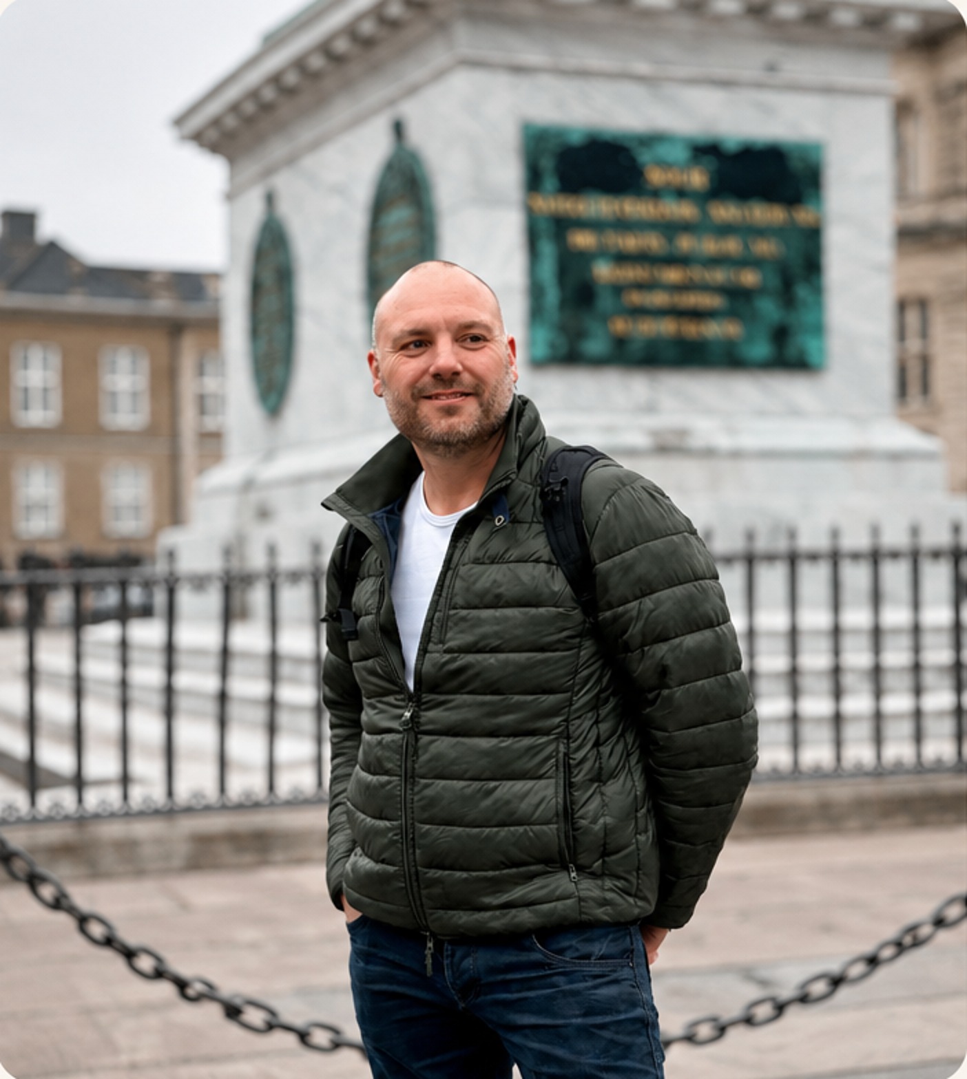 Michael foran en bygning i byen