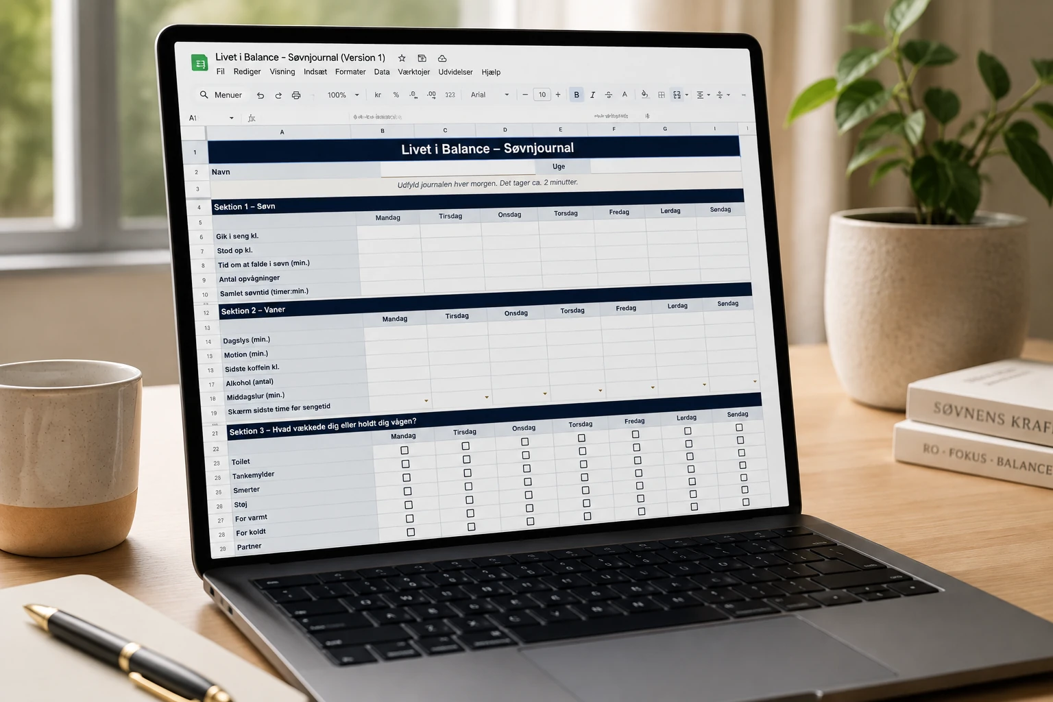 Søvnjournalen åben i Google Sheets på en bærbar computer ved et skrivebord